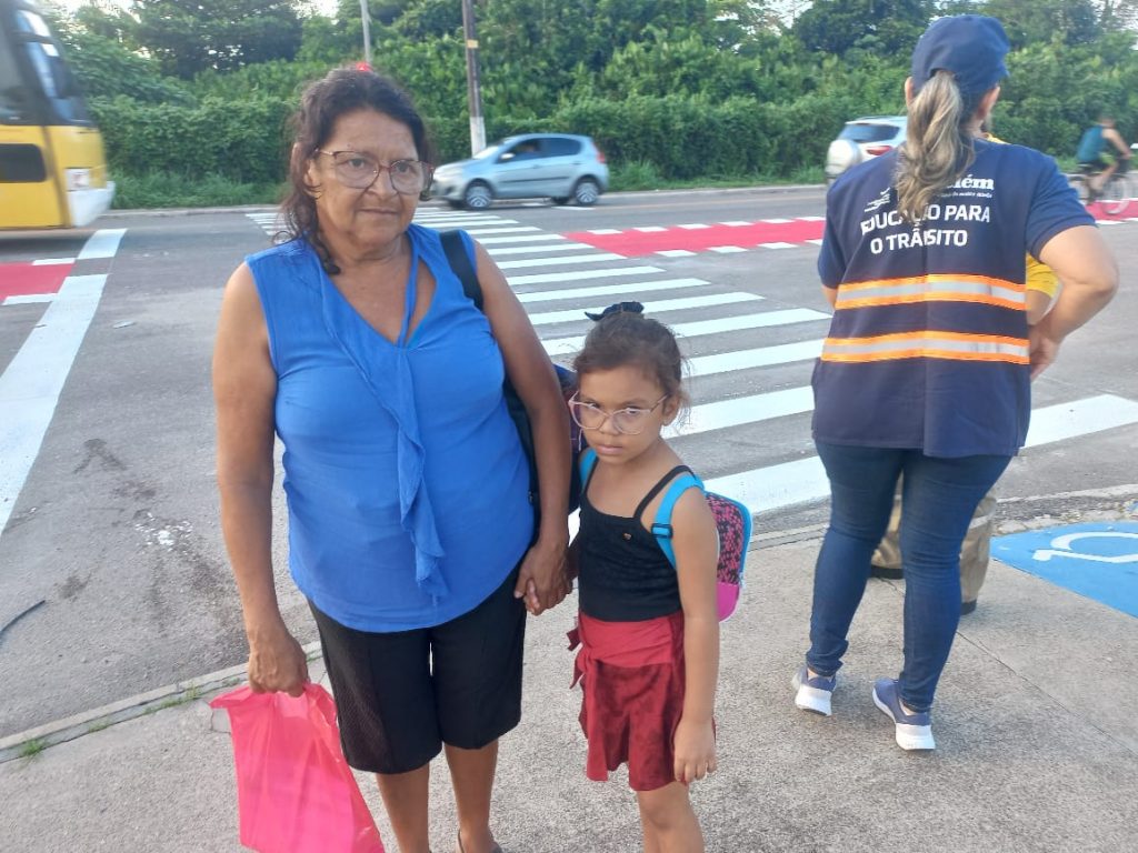 A dona de casa Sileide Silva leva à filha à consulta no Sarah e, segundo ela, com a nova sinalização "ficou muito bom, porque é arriscado atravessar nessa área"