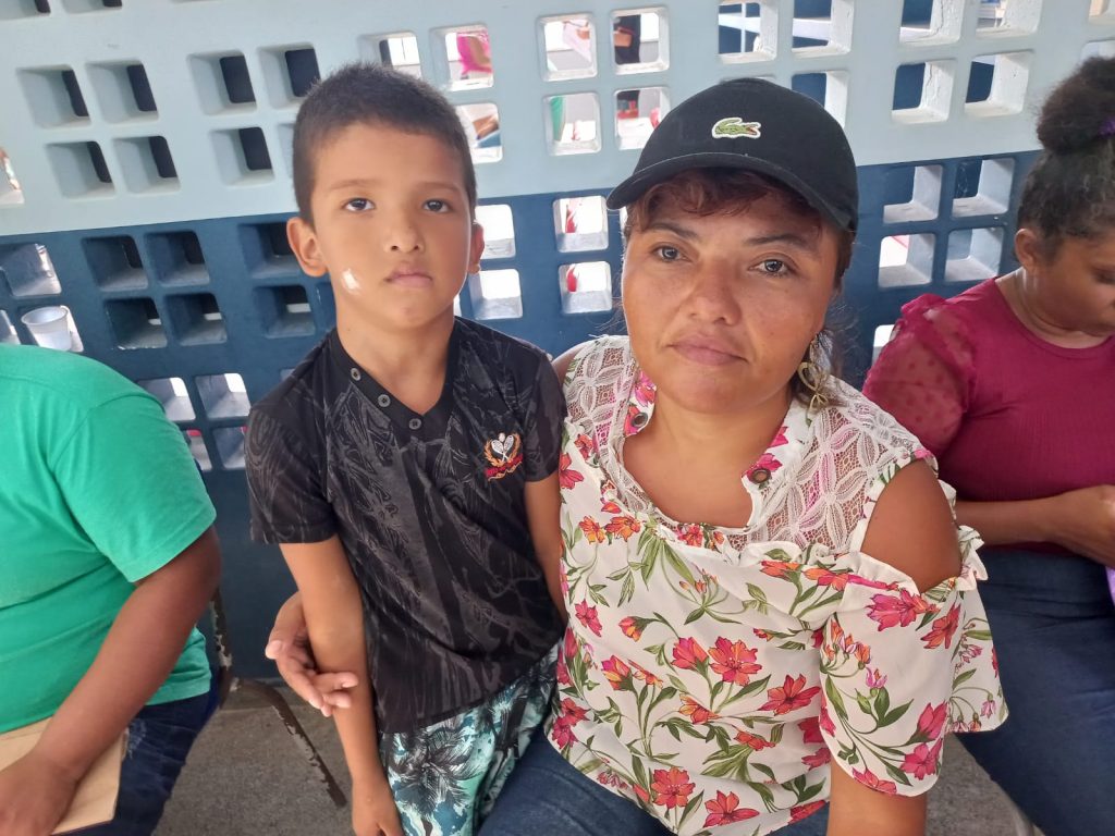 A dona de casa Luciana Silva levou o filho Roberto de 7 anos para emitir a meia passagem e achou o atendimento muito rápido e facilitado.
