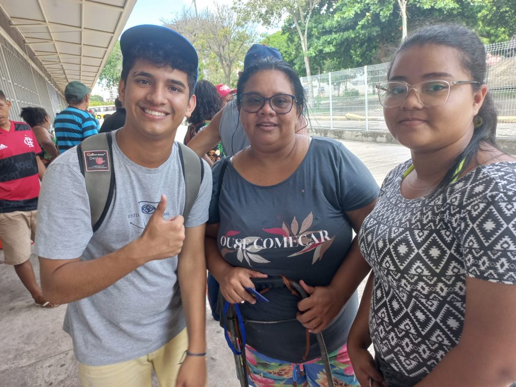 A estudante Fernanda Mascarenhas e família foram para Outeiro e aproveitaram a oferta de ônibus