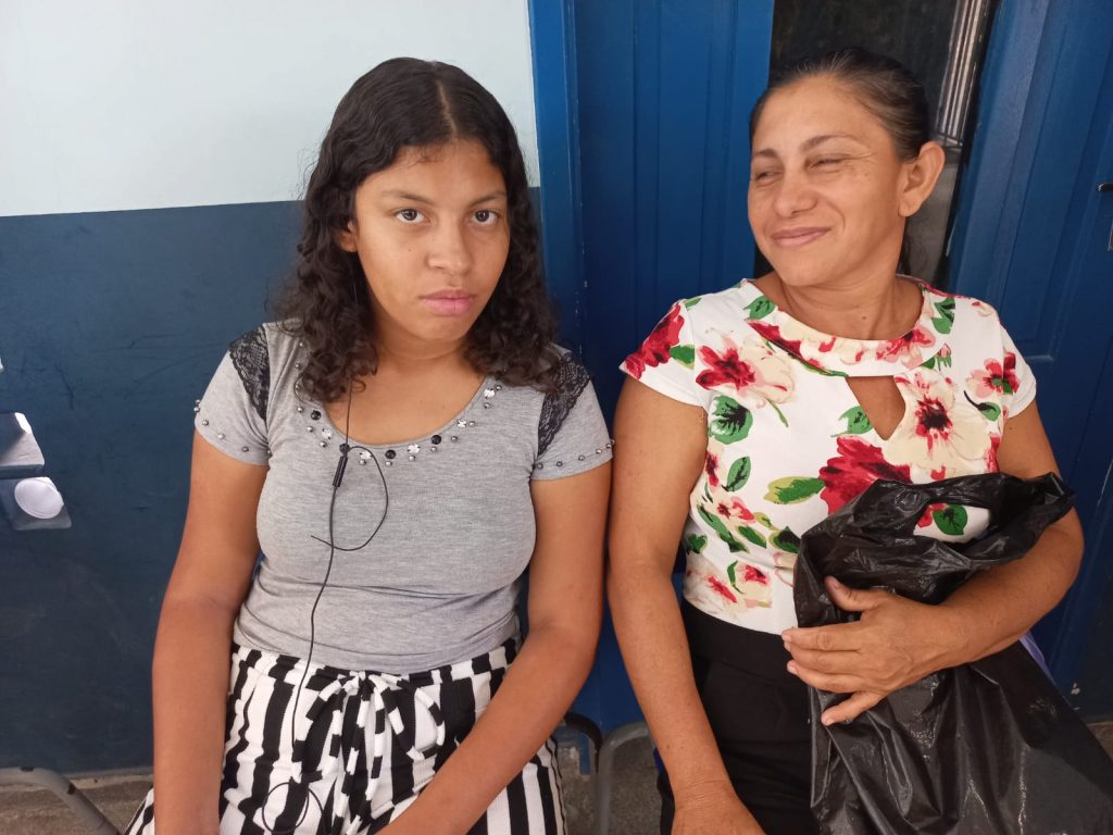 Nilceane Duarte do Nascimento, trabalha na tapiocaria, e aproveitou o sábado para levar a filha Silvana, 15 anos, para solicitar a meia-passagem.