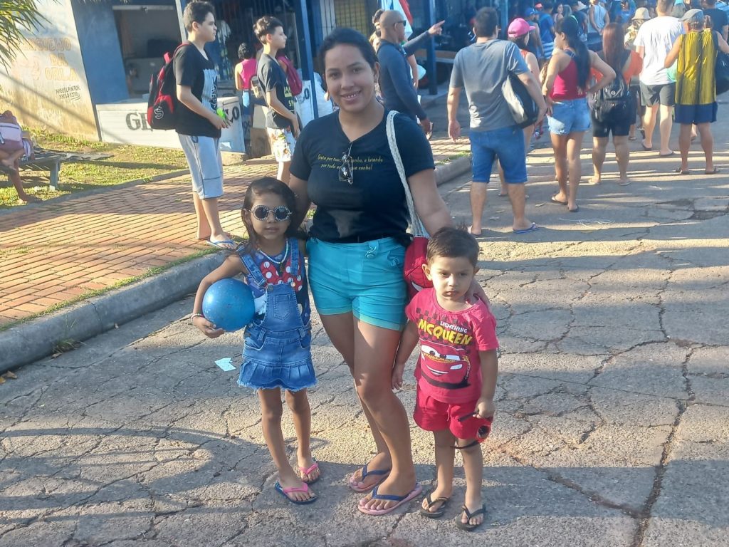 A autônoma Vitória Martins levou os filhos para Cotijuba neste domingo, 9