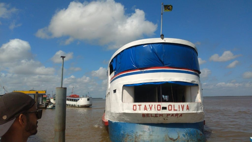 Navio Otávio Oliva partindo do Trapiche de Icoaraci para a ilha de Cotijuba neste sábado, 15.