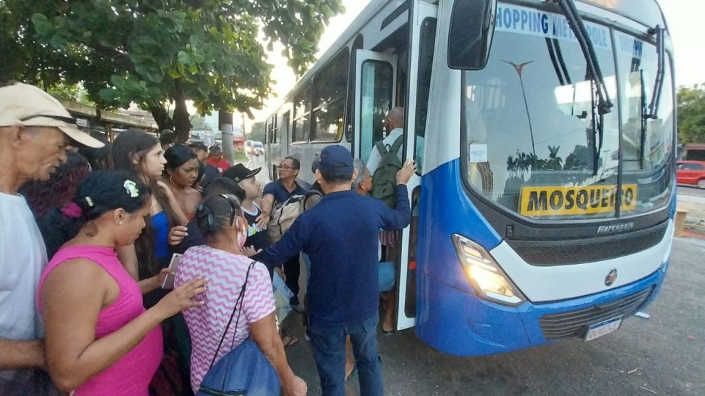 Agentes de transporte fiscalizaram o reforço da frota para Mosqueiro no Terminal Mosqueiro-São Brás e organizaram a fila de embarque.