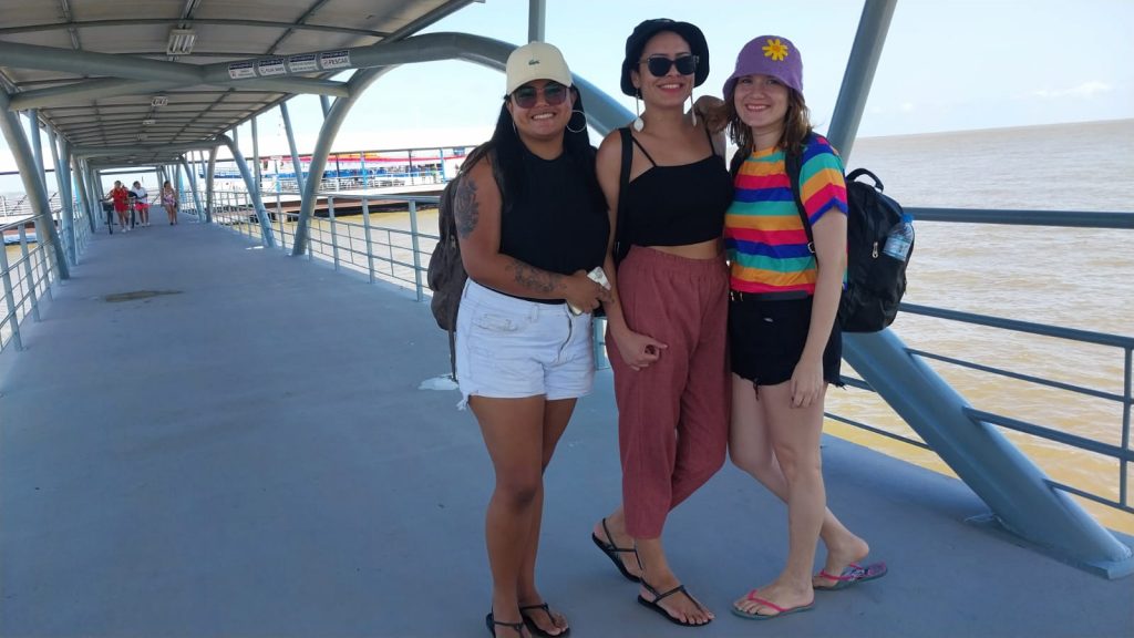 As amigas Tayla Brito, Raquel Bibas e Débora Rodrigues também foram de barco, para experimentar a nova opção de transporte para Mosqueiro