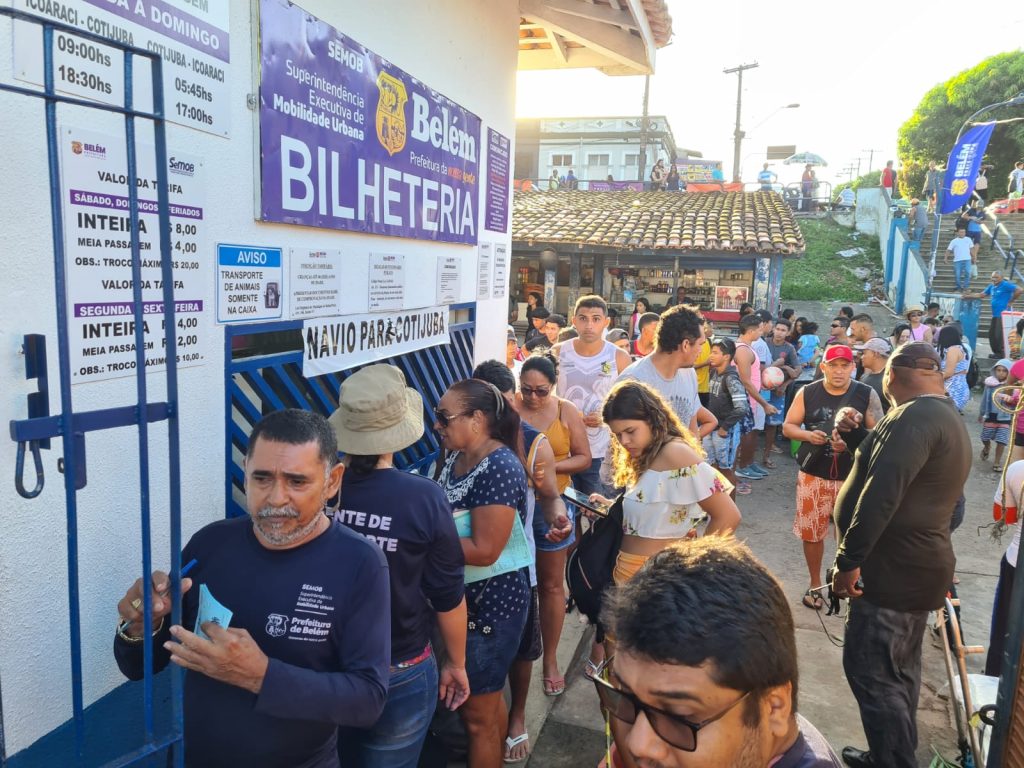 Para garantir a organização na fila da bilheteria, agentes de transporte orientam os passageiros no trapiche de Icoaraci interessado a curtir as férias em Cotijuba