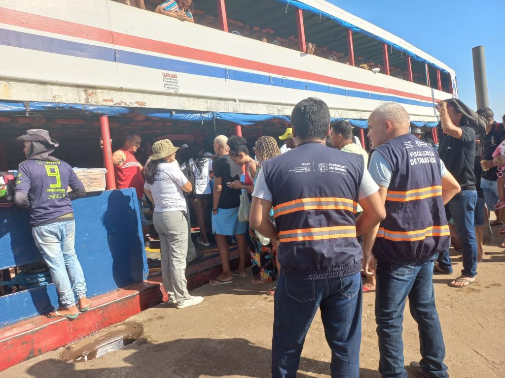 Agentes de transporte fiscalizam o embarque e o horário de saída do navio para Cotijuba