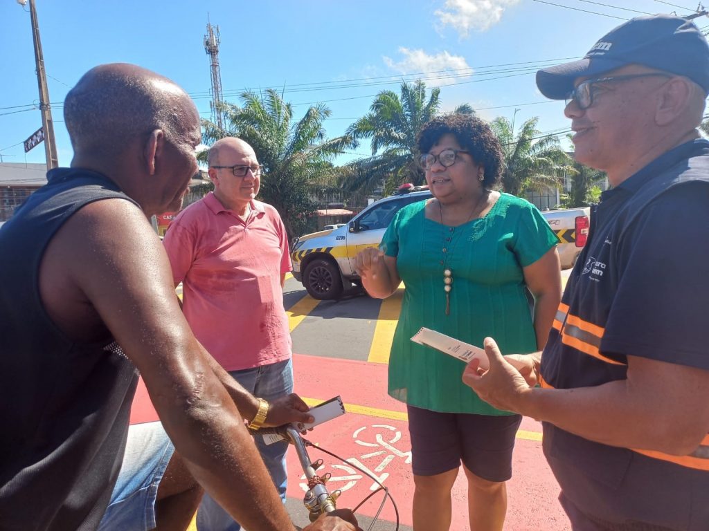 A Superintendente Ana Valéria Borges acompanhou a ação,  conversou com ciclistas e vistoriou a sinalização recém implantada na área