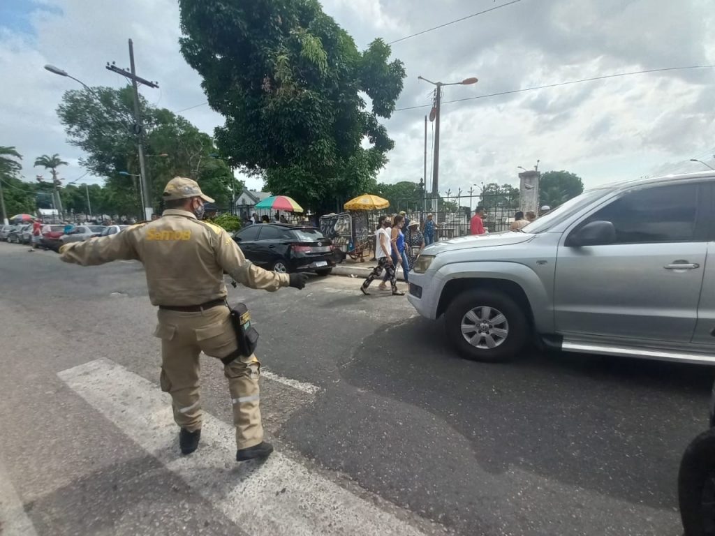 Agentes também estão escalados para ficar na esquina com a rua Paes e Souza orientando o trânsito e garantindo a travessia segura