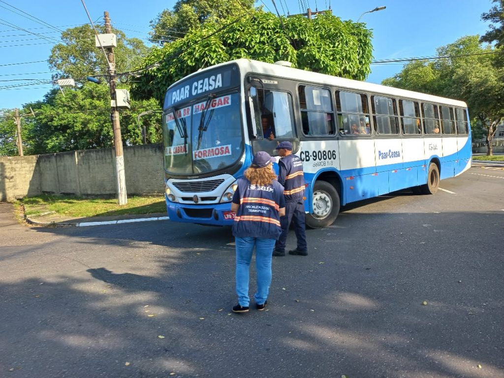 Agentes de transporte na orientação aos ônibus sobre a alteração de itinerários das linhas.