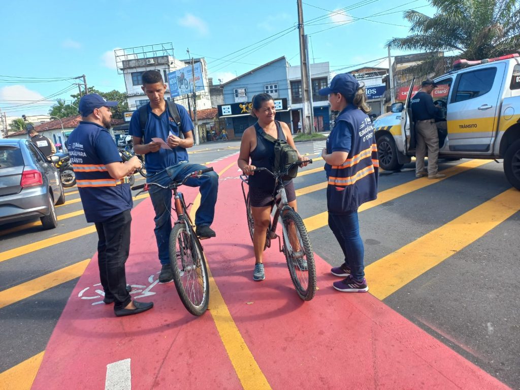 Os agentes orientaram os ciclistas sobre condutas seguras no trânsito