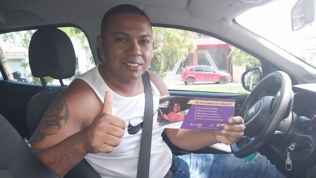 O motorista de aplicativo, Márcio Santos, disse que o adesivo distribuído pela Semob atesta para os passageiros que ele é um condutor que segue a lei.