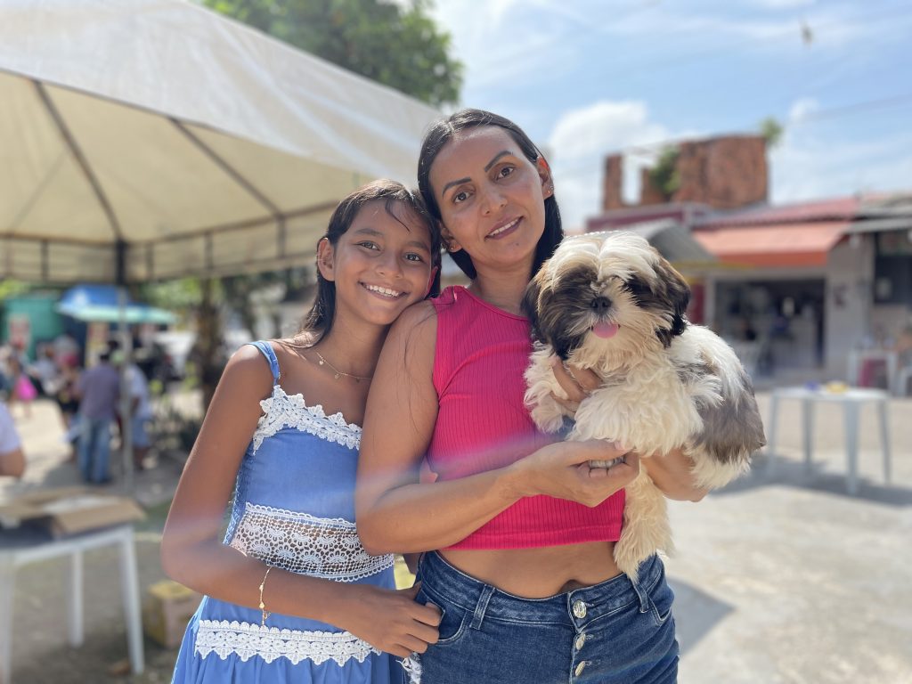 A dona de casa Sinara Alves aproveitou a ação para vacinar seu cachorro e seus dois gatos.