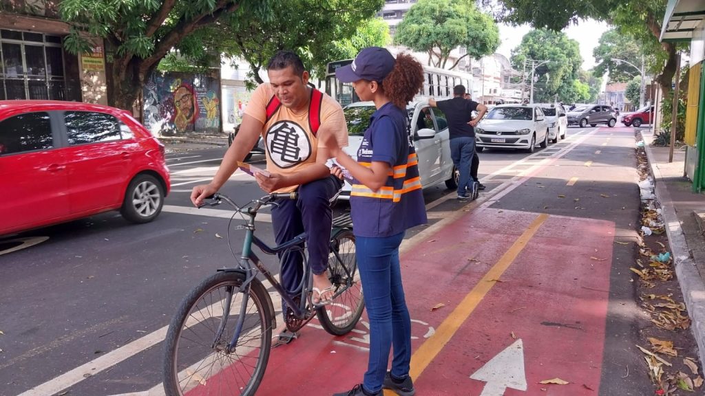 O chapista, Tiago dos Santos, é costumado a ir de bicicleta para o trabalho e foi orientado pela equipe de educação sobre a nova sinalização e sobre os equipamentos de segurança para ciclistas.