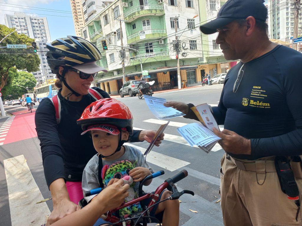 Débora e o filho Noah andam de bike com os itens de segurança. Para ela, estacionamento ao lado da ciclofaixa dá mais segurança ao ciclista.