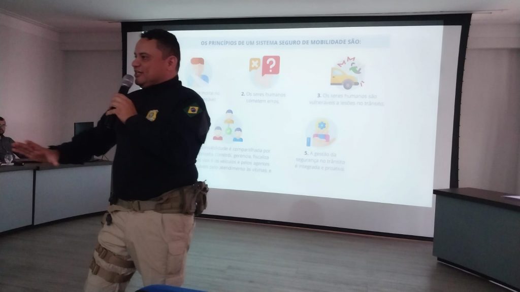 O Policial Rodoviário Federal, Adriano Ferreira, ministrou uma palestra com o tema: "O desafio da fiscalização de trânsito x comportamento humano"