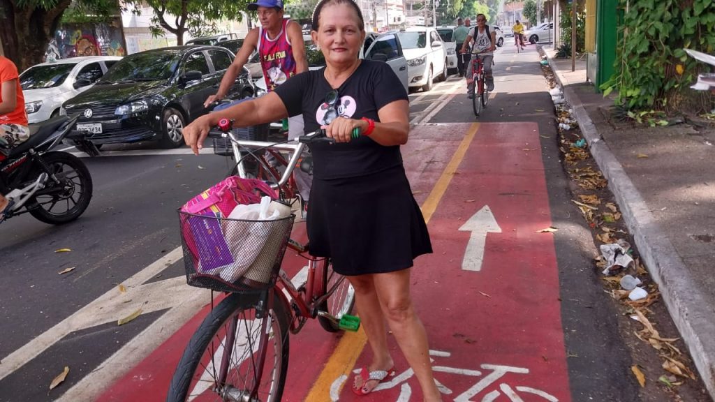 “Me orientaram a vir para este lado, onde tem ciclofaixa, e a descer da bicicleta para atravessar na faixa de pedestre. Assim fica mais seguro”, disse Rosilene Souza.