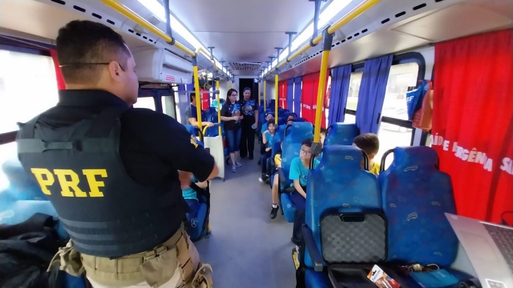 A Polícia Rodoviária Federal trouxe o Ônibus Cinema Rodoviário para orientar de forma dinâmica e interativa sobre os papéis e responsabilidades de cada um dos envolvidos no trânsito.