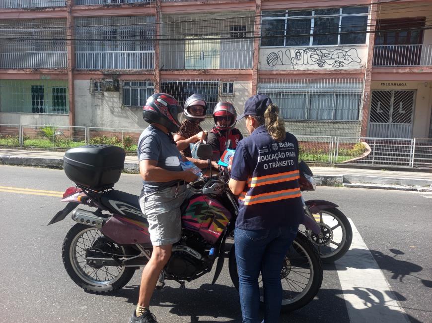 Motociclistas são orientados às regras de segurança, como o uso do capacete