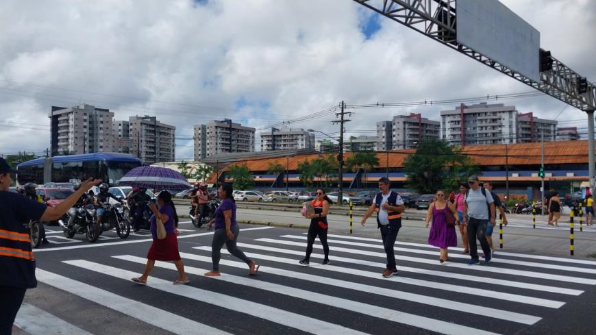 Pedestres recebem orientação sobre segurança na travessia utilizando a faixa: trânsito seguro para todos é a meta da Semana do Trãnsito, que a Prefeitura realiza em Belém a partir dessa segunda-feira, 18