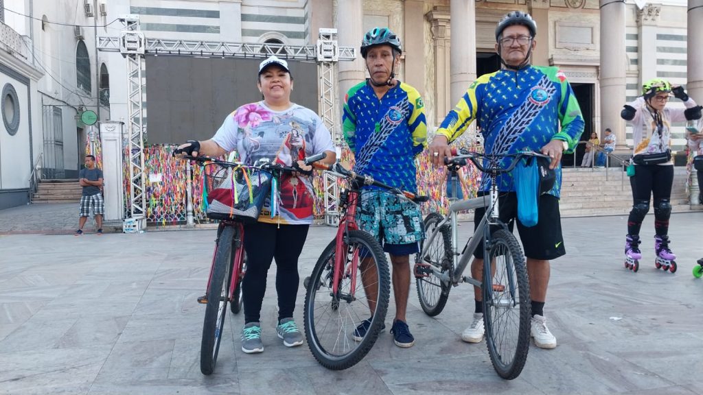 Francisco de Assis, de 66 anos, acompanhava os amigos de pedal Rute Costa e Eliel Coelho: “muito grato pelos agentes acompanharem toda a procissão para garantir a segurança dos ciclistas”