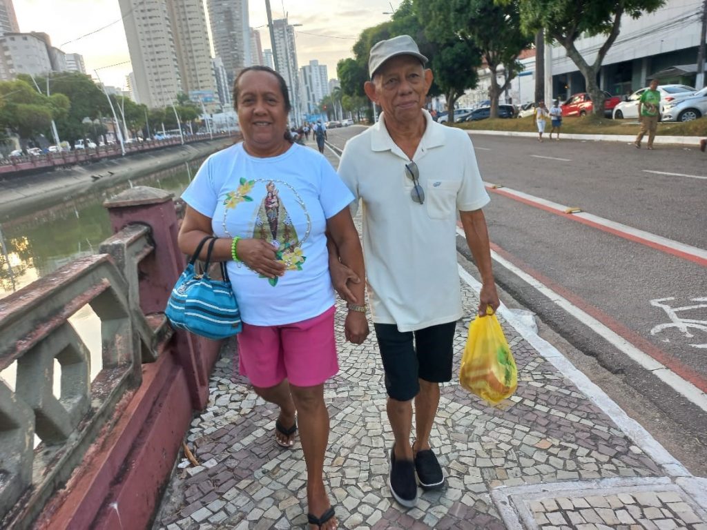 O casal Roberto e Maria Jacira Moreira aprovaram a caminhada até a escadinha, sem trânsito.