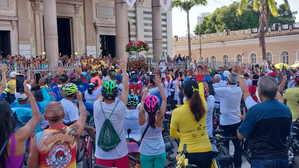 A Basílica Santuário amanheceu em festa com a chegada de ciclistas, de Belém e municípios vizinhos