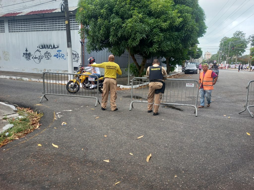 Agentes de trânsito orientaram em dois pontos da rua Municipalidade, com a Tv. Piedade e com a Assis de Vasconcelos