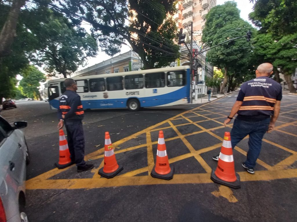 Desvios de linhas de ônibus pela travessa Rui Barbosa