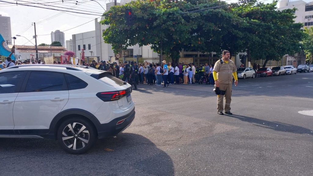 Os agentes também orientaram os condutores na Tv. 09 de Janeiro x Rua Boaventura da Silva, onde ocorreu a concentração para a romaria.