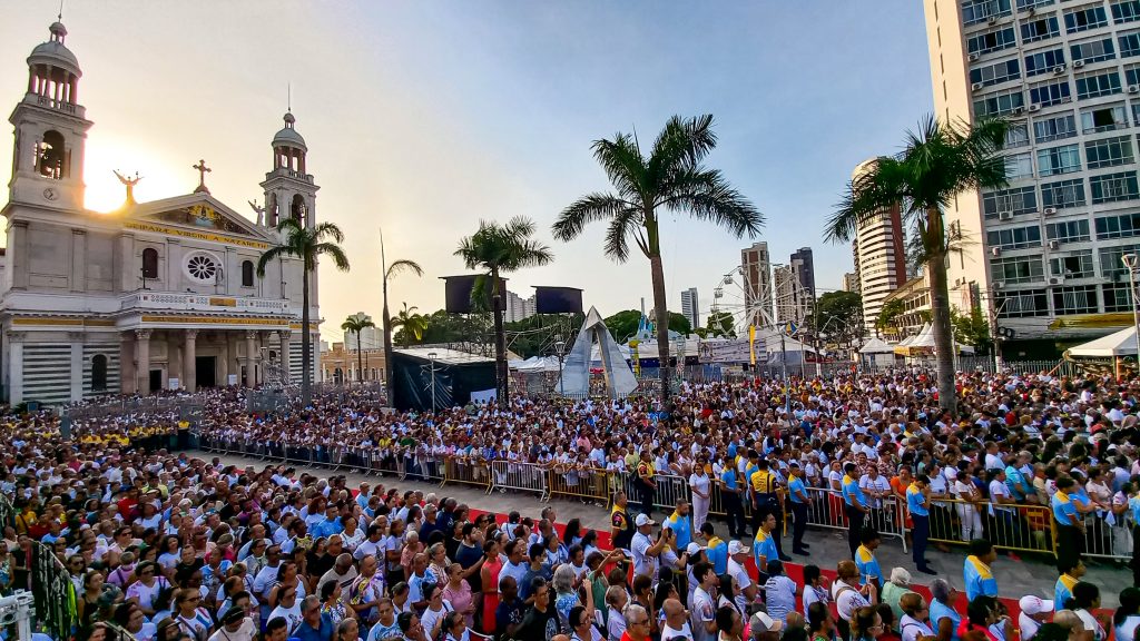 A missa do Recírio reuniu milhares de fiéis na Praça Santuário nesta segunda, 23, para a última homenagem à Nossa Senhora de Nazaré
