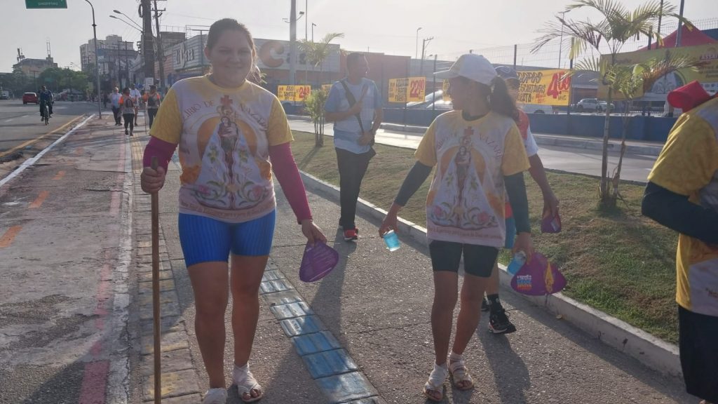 Luana Neves veio caminhando de Curuçá na intenção de pagar uma promessa que fez a Nossa Senhora de Nazaré para melhorar a saúde de sua filha.