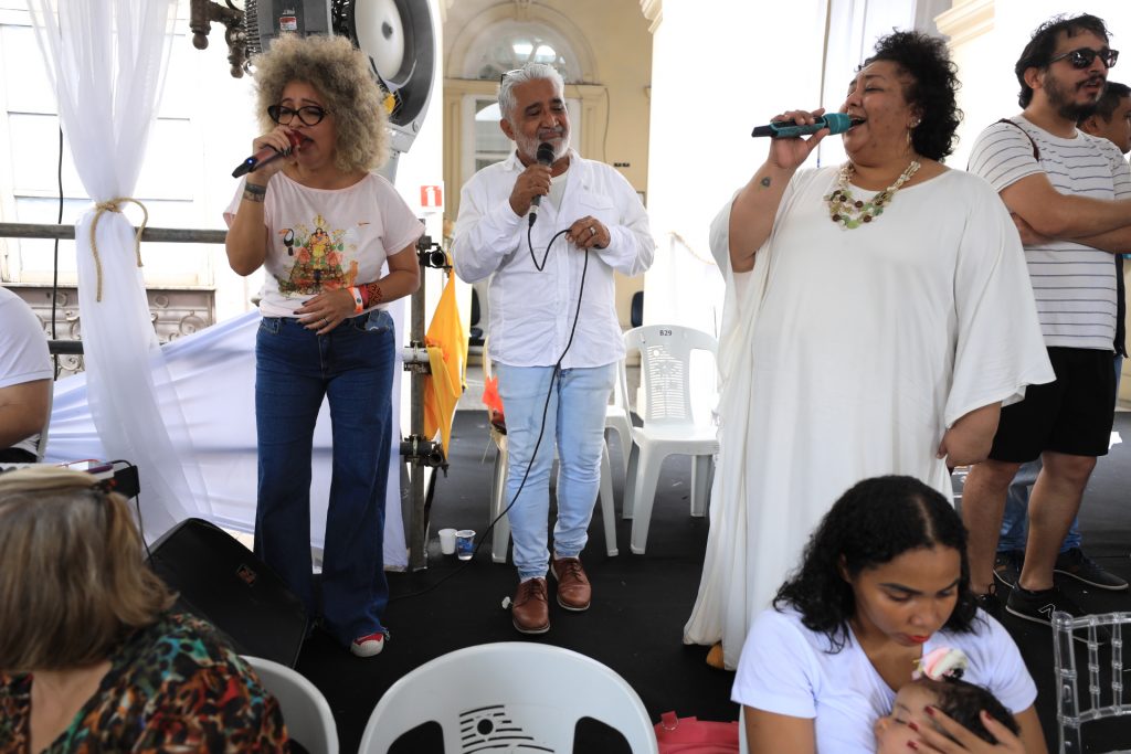 Artistas locais entoam cânticos em homenagem a Nossa Senhora de Nazaré na sede da Codem