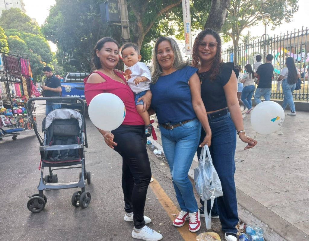 Kátia Saraiva e as filhas levaram o neto para o Círio das Crianças e aprovaram a segurança na via apenas para pedestres