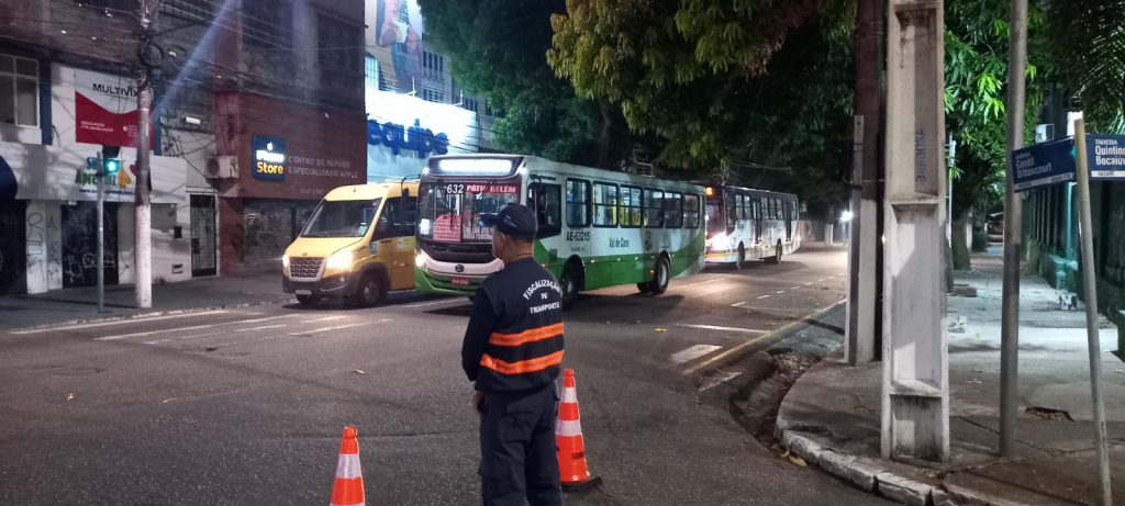 Os agentes de transporte da Semob orientaram os motoristas de ônibus no ponto de desvio na Av. Gentil Bittencourt com Tv. Quintino Bocaiúva.