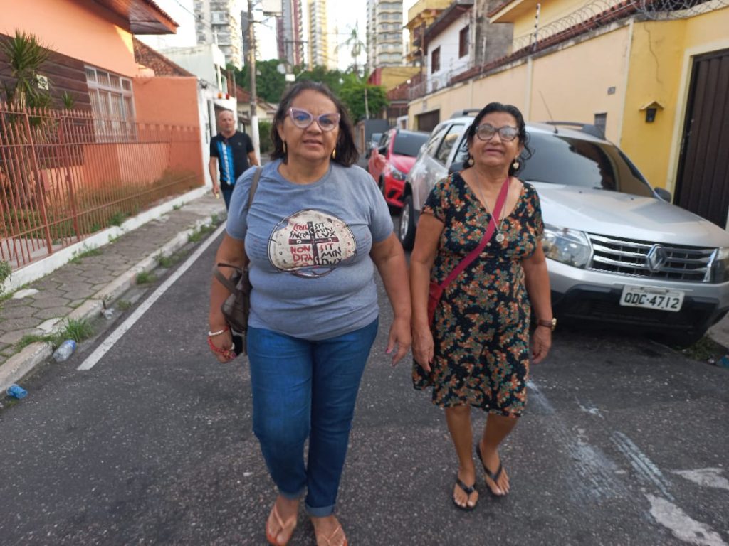 As aposentadas Edilene Santos e Conceição Souza Monteiro caminharam apressadas para chegar em tempo à missa e consideraram importante o bloqueio para segurança dos pedestres.