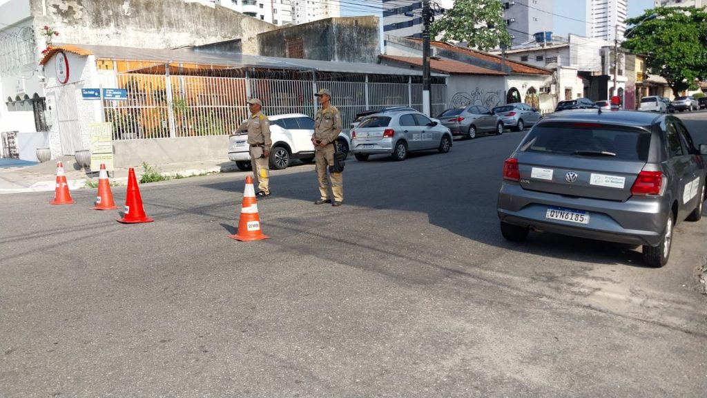 Foi realizado o bloqueio da Tv. 9 de Janeiro x Rua João Balbi para garantir a segurança viária na saída da procissão.