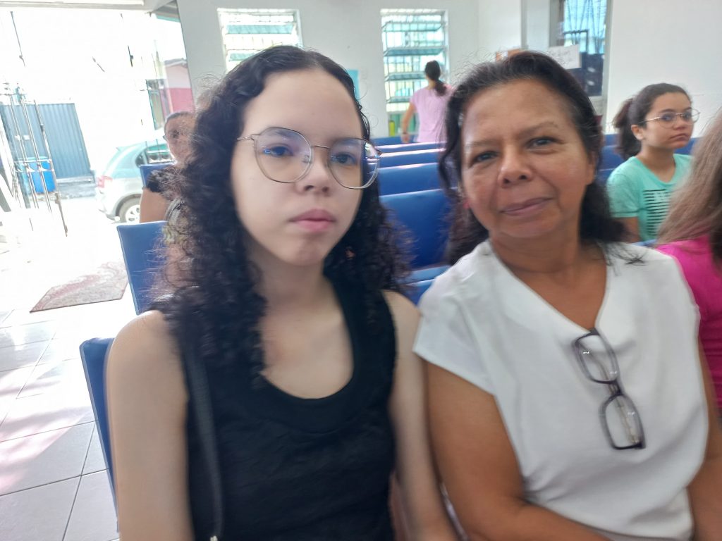 Aldemira Teixeira levou a filha Isabel para solicitar a meia-passagem de forma rápida e tranquila