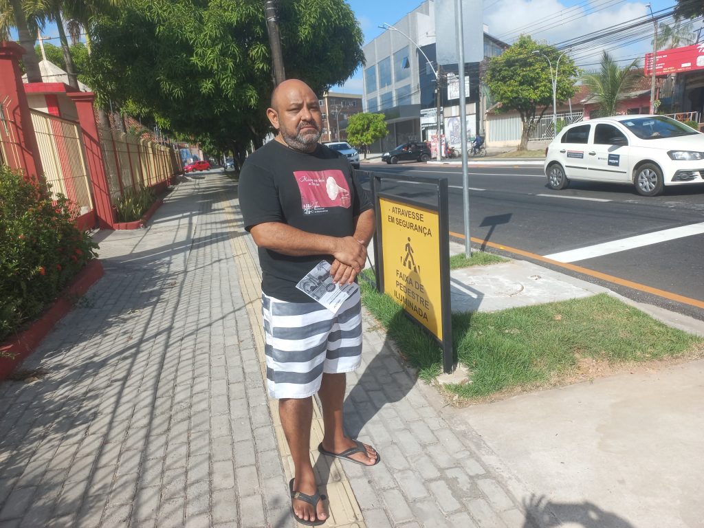 Para Edson Souza, o fluxo é muito grande na travessia naquela faixa de pedestre principalmente alunos das escolas localizadas no perímetro e frequentadores da igreja São Sebastião.