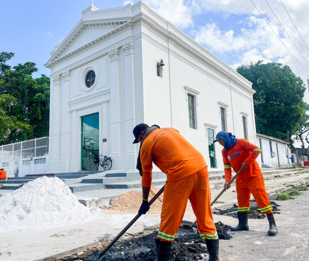 Trabalhadores agilizam a recuperação da pavimentação das vias em Icoaraci, preparando o distrito para as procissões do Círio de Nossa Senhora das Graças
