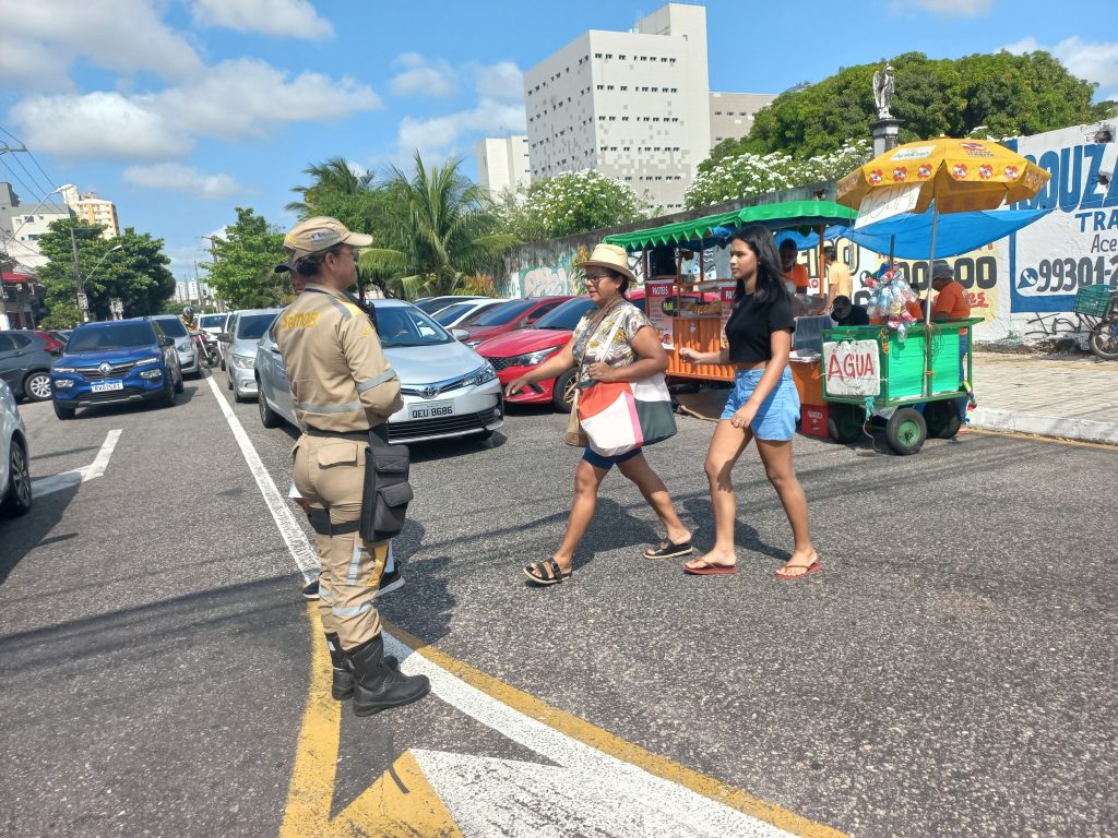 Na avenida José Bonifácio com a rua dos Caripunas, agentes da Semob orientam os condutores sobre o desvio e garantem segurança dos pedestres na travessia
