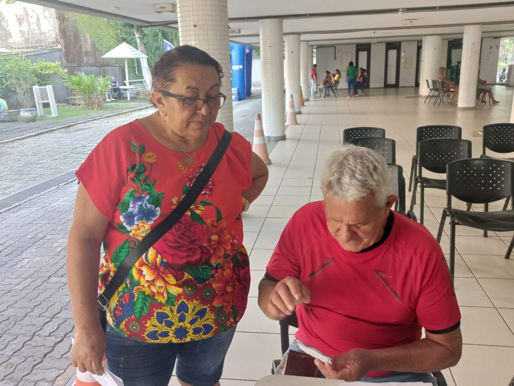 Dona Raimunda e o marido Jorge aproveitaram a ação perto de casa para solicitar o passe Fácil