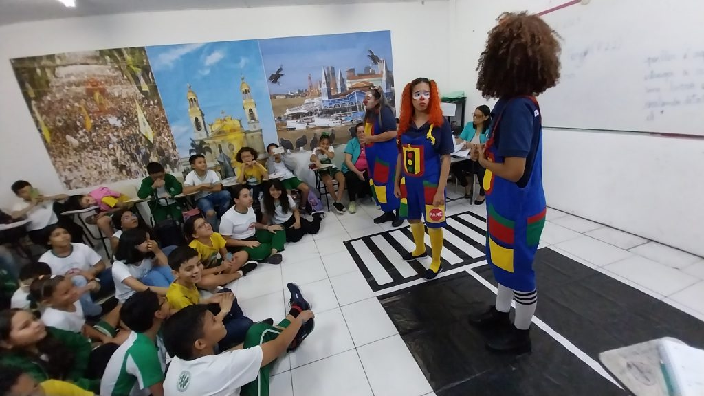 Encenação teatral feita pelas arte-educadoras da Semob é a ferramenta utilizada pela equipe da Semob para falar com as crianças sobre segurança no trânsito