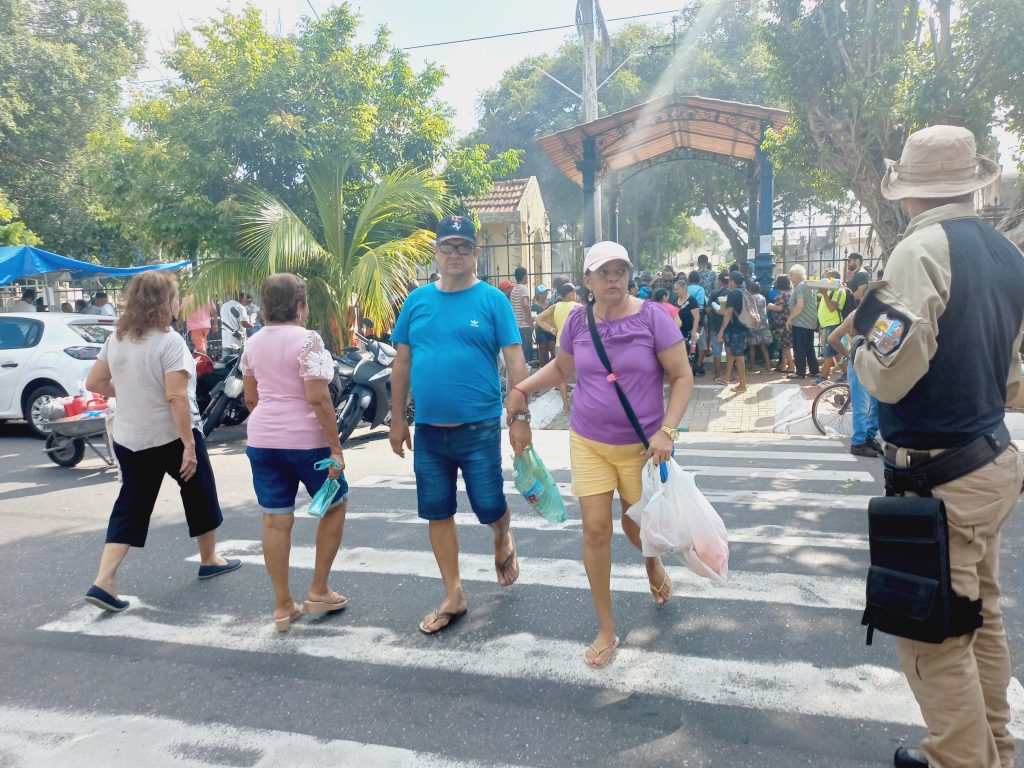 Travessia segura na faixa de pedestre da avenida José Bonifácio, com a organização do trânsito pela Semob
