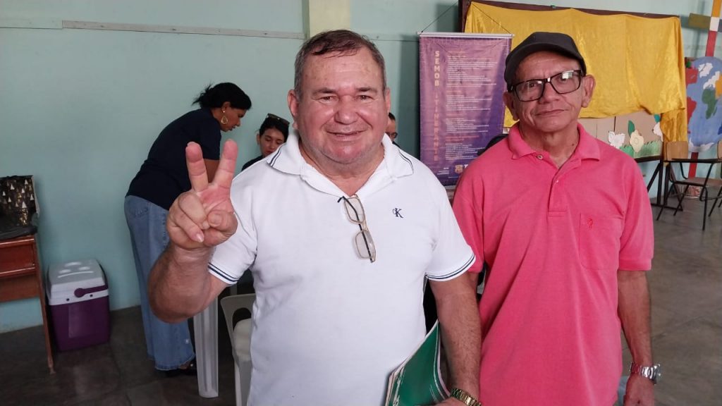 Os irmãos Francisco Carlos, de 63 anos, e Fernando Carlos, de 60 anos, são moradores do bairro e emitiram o Passe Sênior