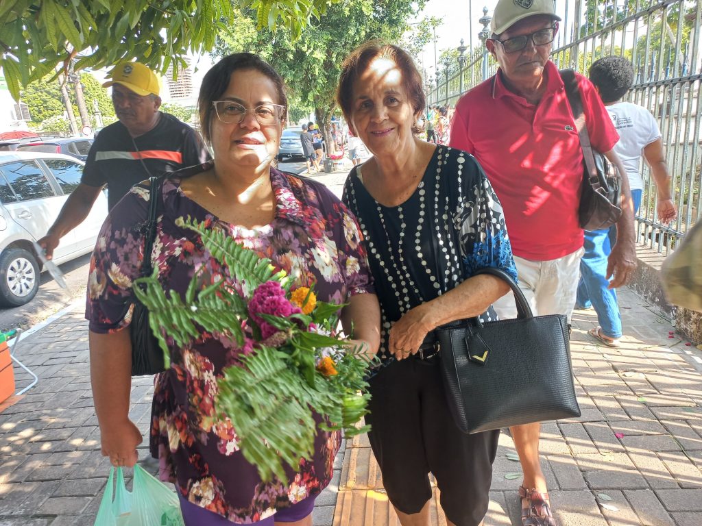 A mãe  Iracy e a  filha Valeiska levaram flores para homenagear seus entes queridos e aprovaram a organização no trânsito