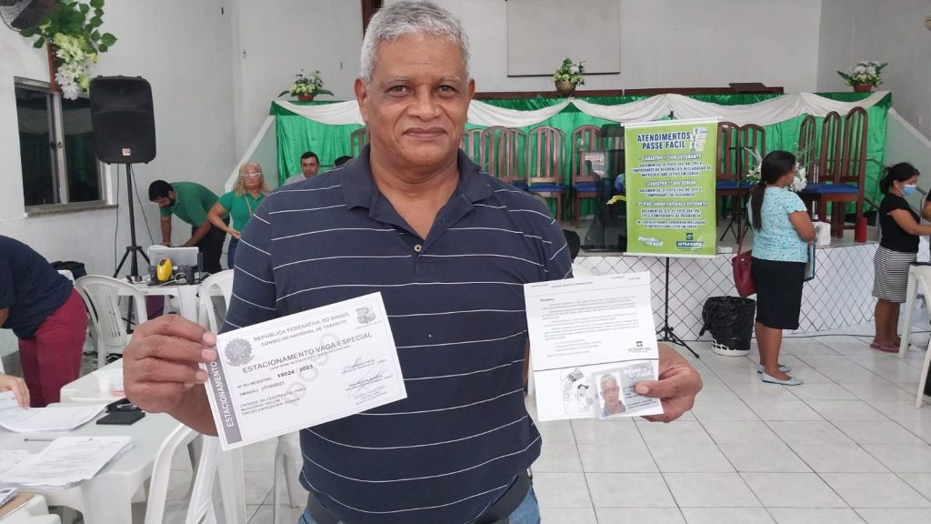 O dirigente da igreja, Edson Damasceno, de 62 anos, compareceu na ação para receber a credencial de estacionamento para idoso e também seu cartão sênior