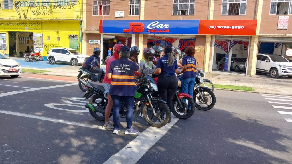 Ação educativa abordou motociclistas na avenida Senador Lemos com a travessa Alferes Costa sobre o uso indevido de ciclofaixa