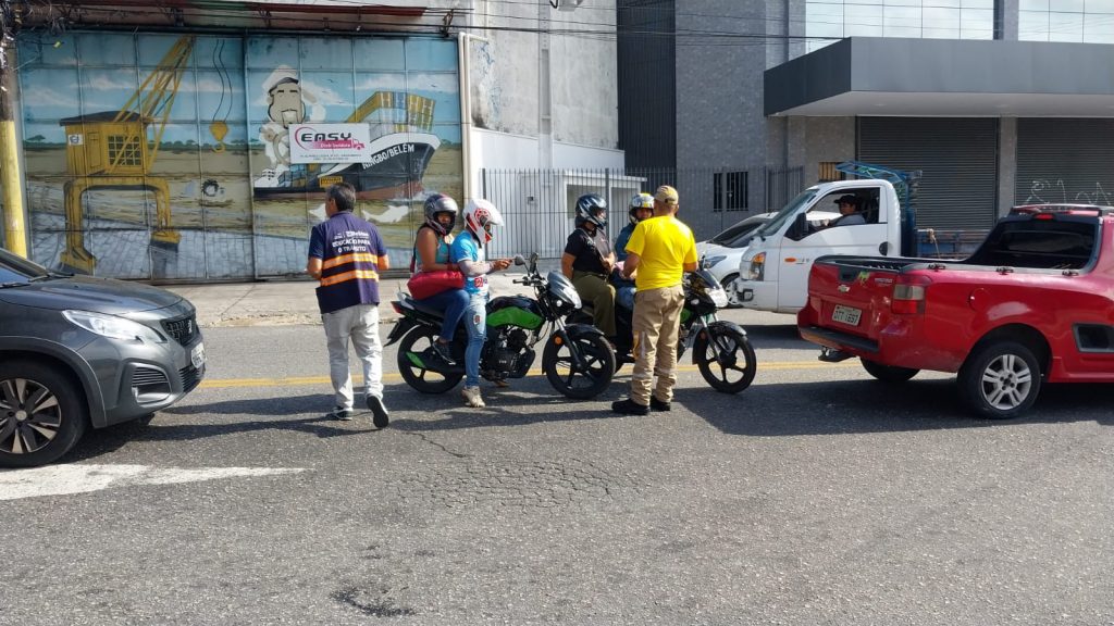 Campanha educativa direcionada aos motociclistas no cruzamento da Senador Lemos com a Alferes Costa
