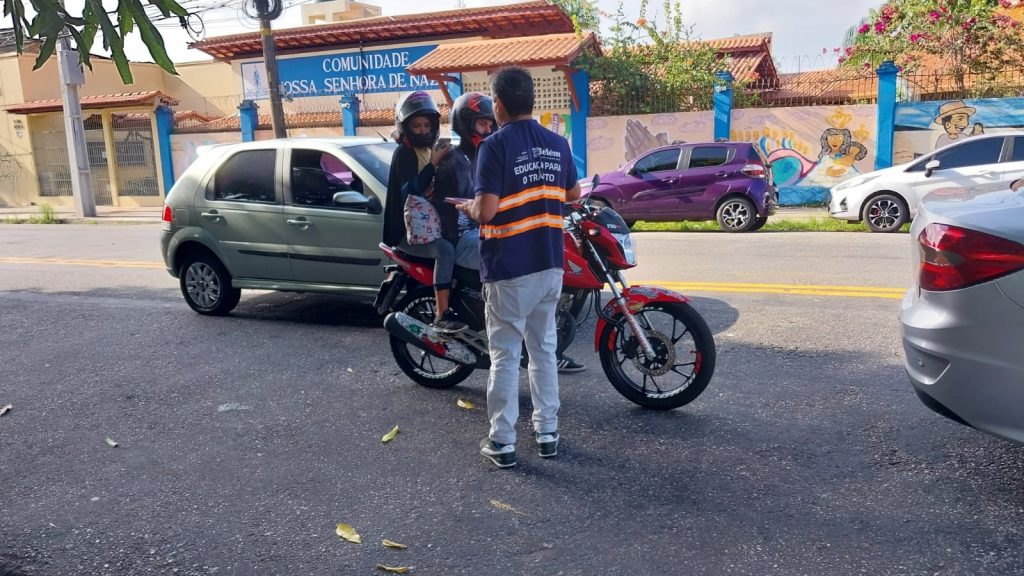 Motociclista foi orientado a não transitar na ciclofaixa da avenida Senador Lemos