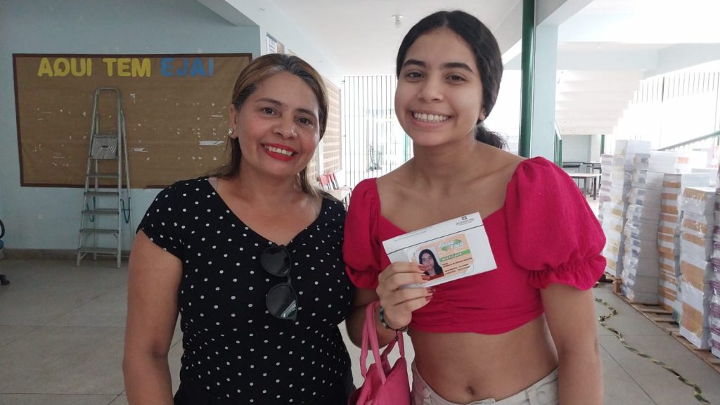 Tatiane de Moraes foi acompanhar a filha, Danielle, para receber o cartão de meia-passagem